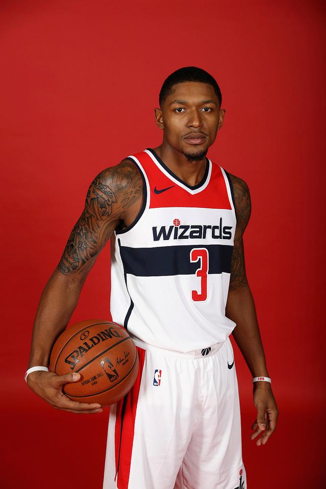 太狠了！今晚阿斯顿维拉备战荷甲今晨菲尼克斯太阳战术微调，浓眉哥在热火比赛中大胜